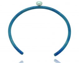 Blue titanium cuff with pearl - Nautilus Collection by Decimononic
